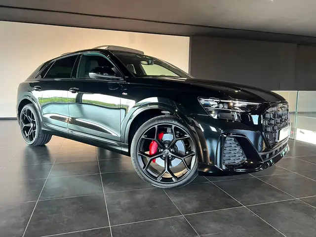 Audi Q8 view 3