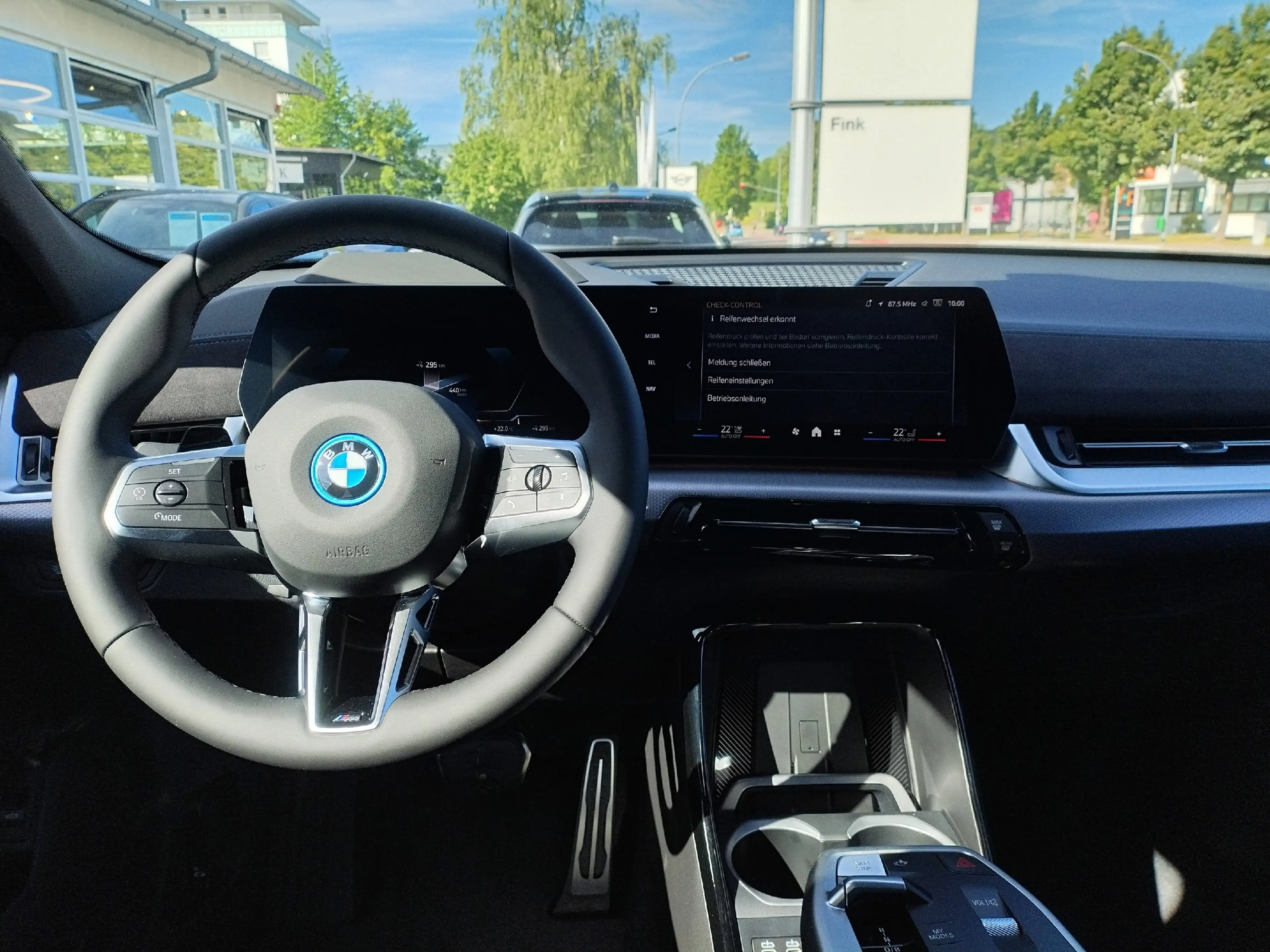BMW iX2 xDrive30 M Sportpaket Head-Up HK HiFi DAB — photo 11