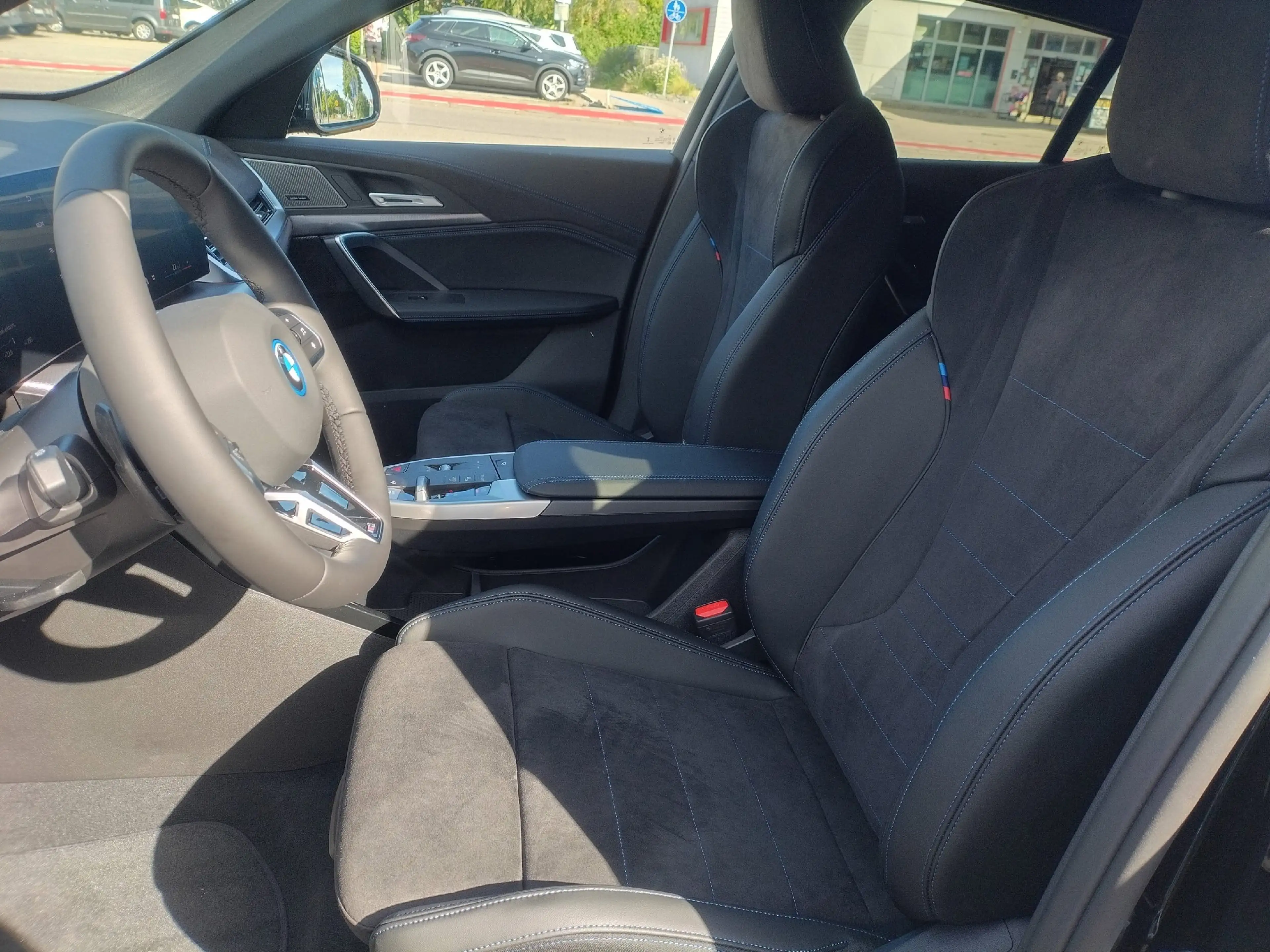 BMW iX2 xDrive30 M Sportpaket Head-Up HK HiFi DAB — photo 10