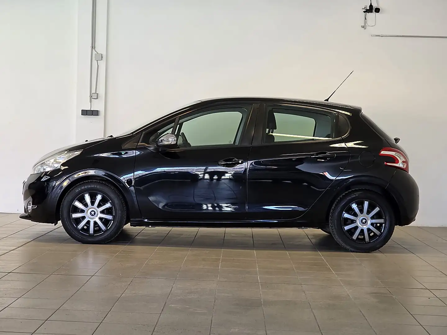 Peugeot 208 Active 1,4 HDI 68 FAP Schwarz - 2