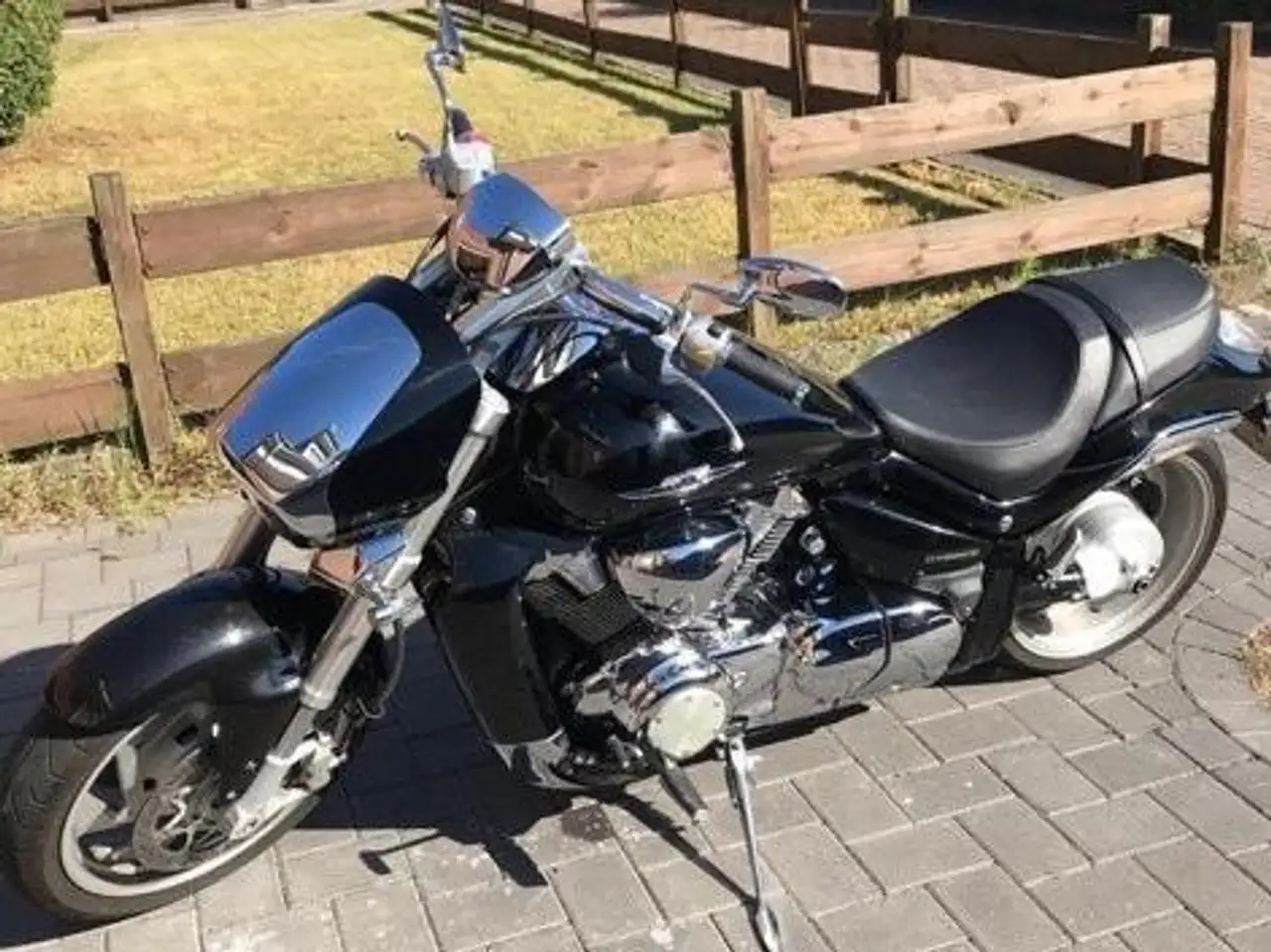 Suzuki Intruder M