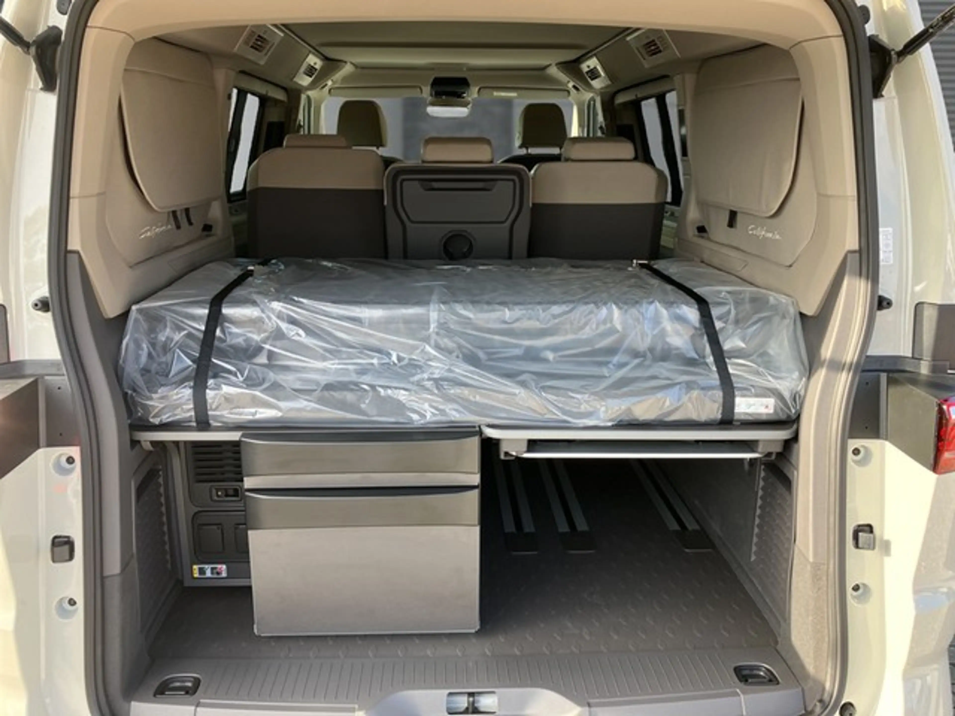 Volkswagen T7 California Beach Camper 2.0 TDI DSG*AHK*LED — photo 8