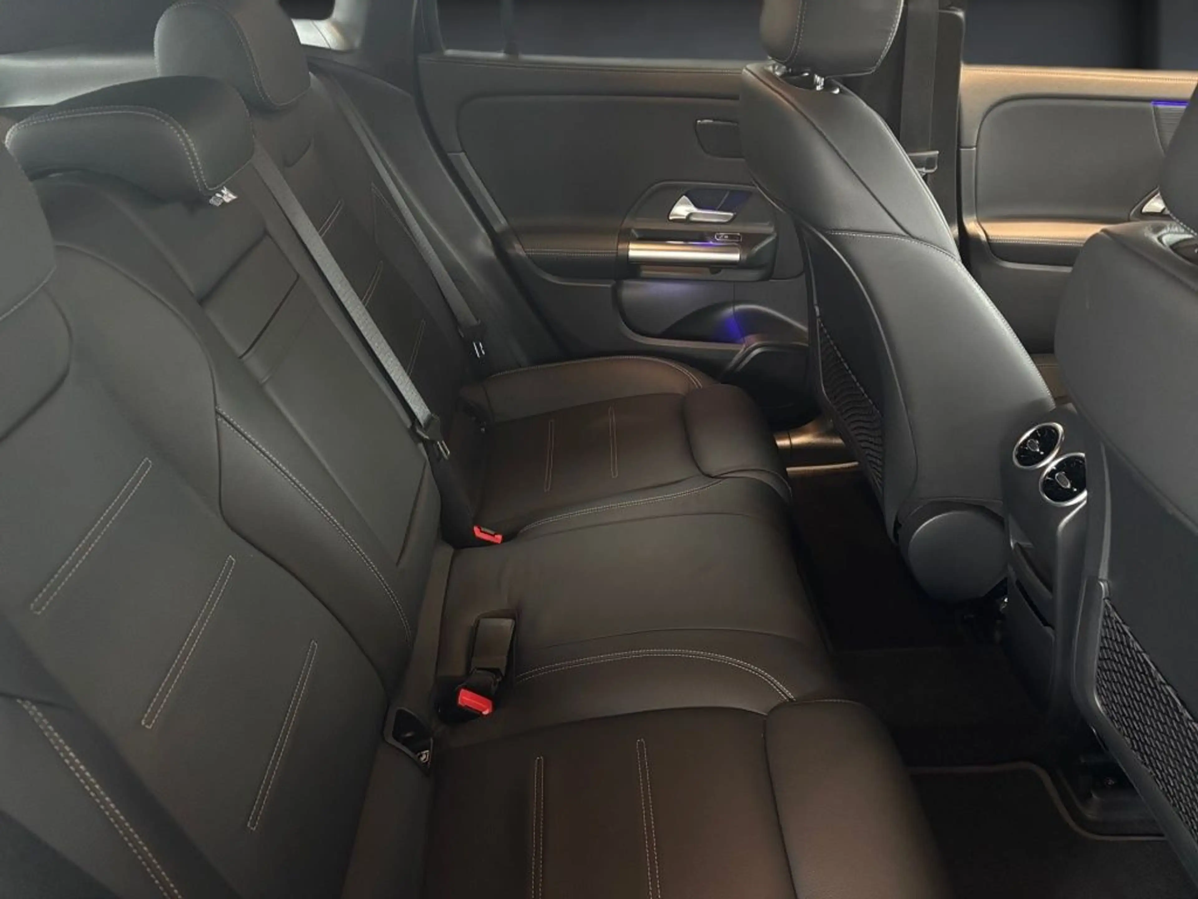 Mercedes-Benz EQA 250 AMG+360+LEDER+KEYLESS+DC+MBUX+AMBIENTE — photo 14