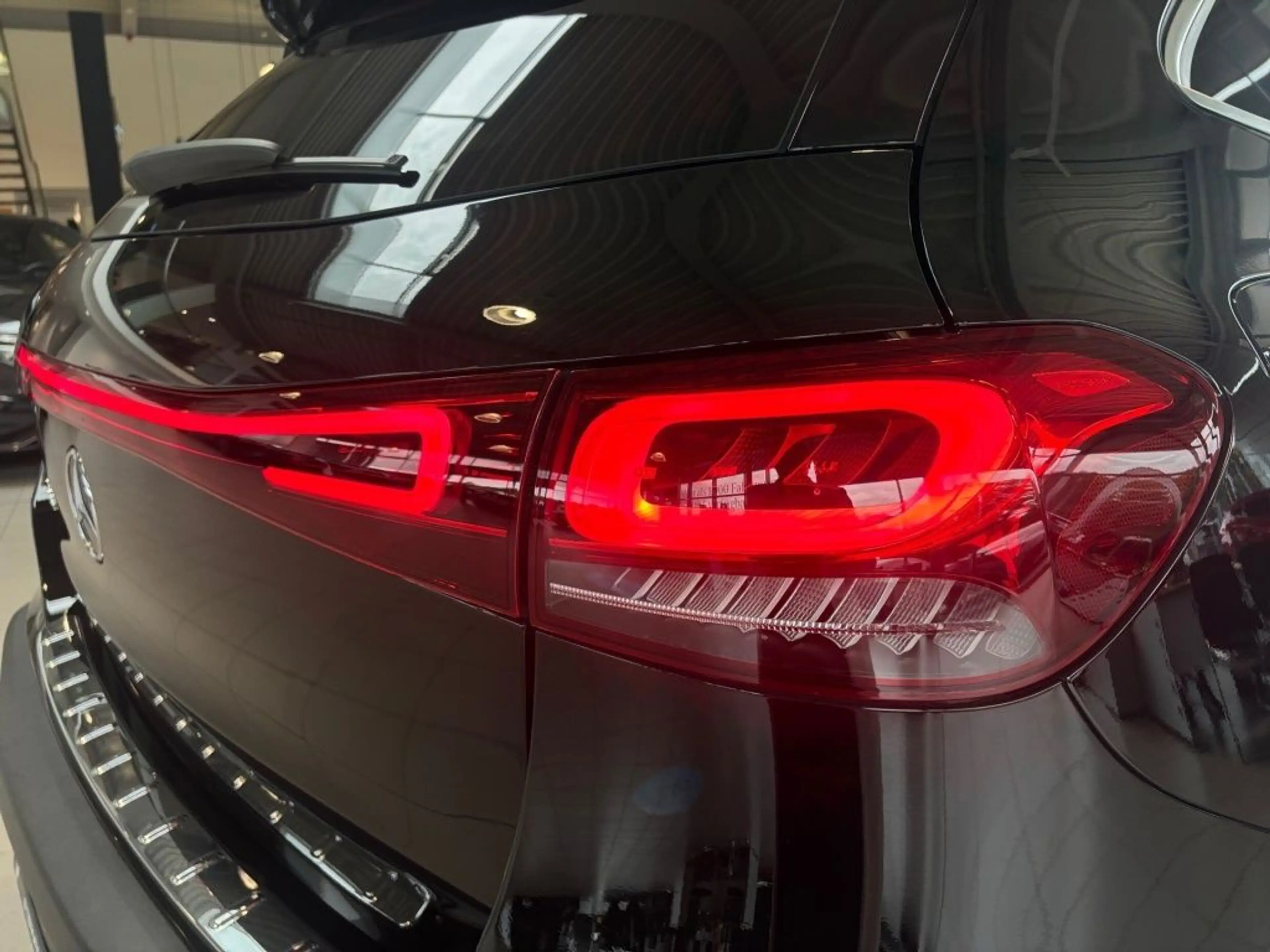 Mercedes-Benz EQA 250 AMG+360+LEDER+KEYLESS+DC+MBUX+AMBIENTE — photo 11