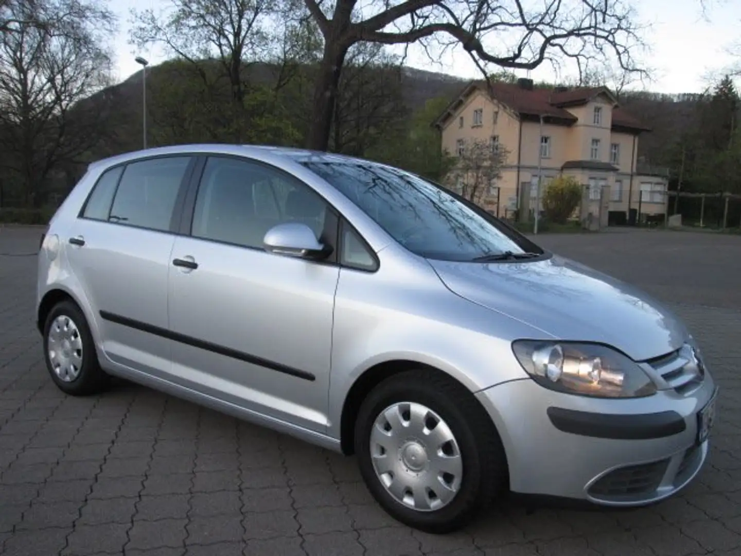 Volkswagen Golf Plus 1.6 FSI Trendline+TÜV=06/2026+WENIG KM Silber - 1