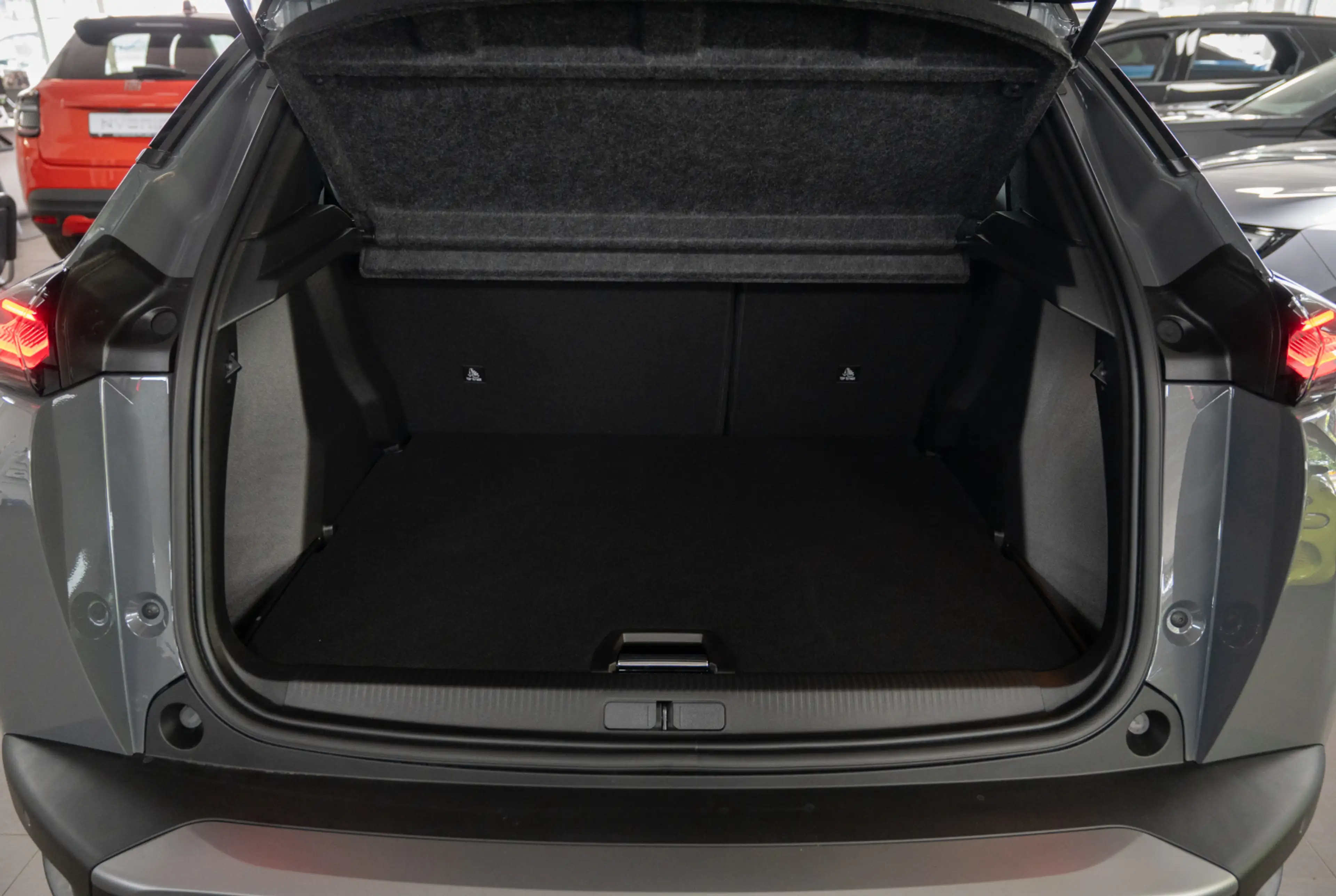 Peugeot 2008 GT HYBRID 145 e-DSC6 — photo 12