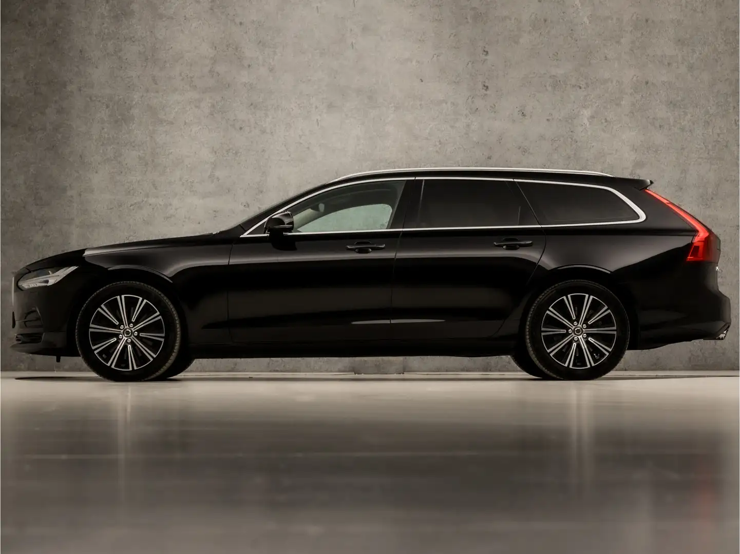 Volvo V90 2.0 T5 Momentum 255Pk Automaat (APPLE CARPLAY, GRO Zwart - 2