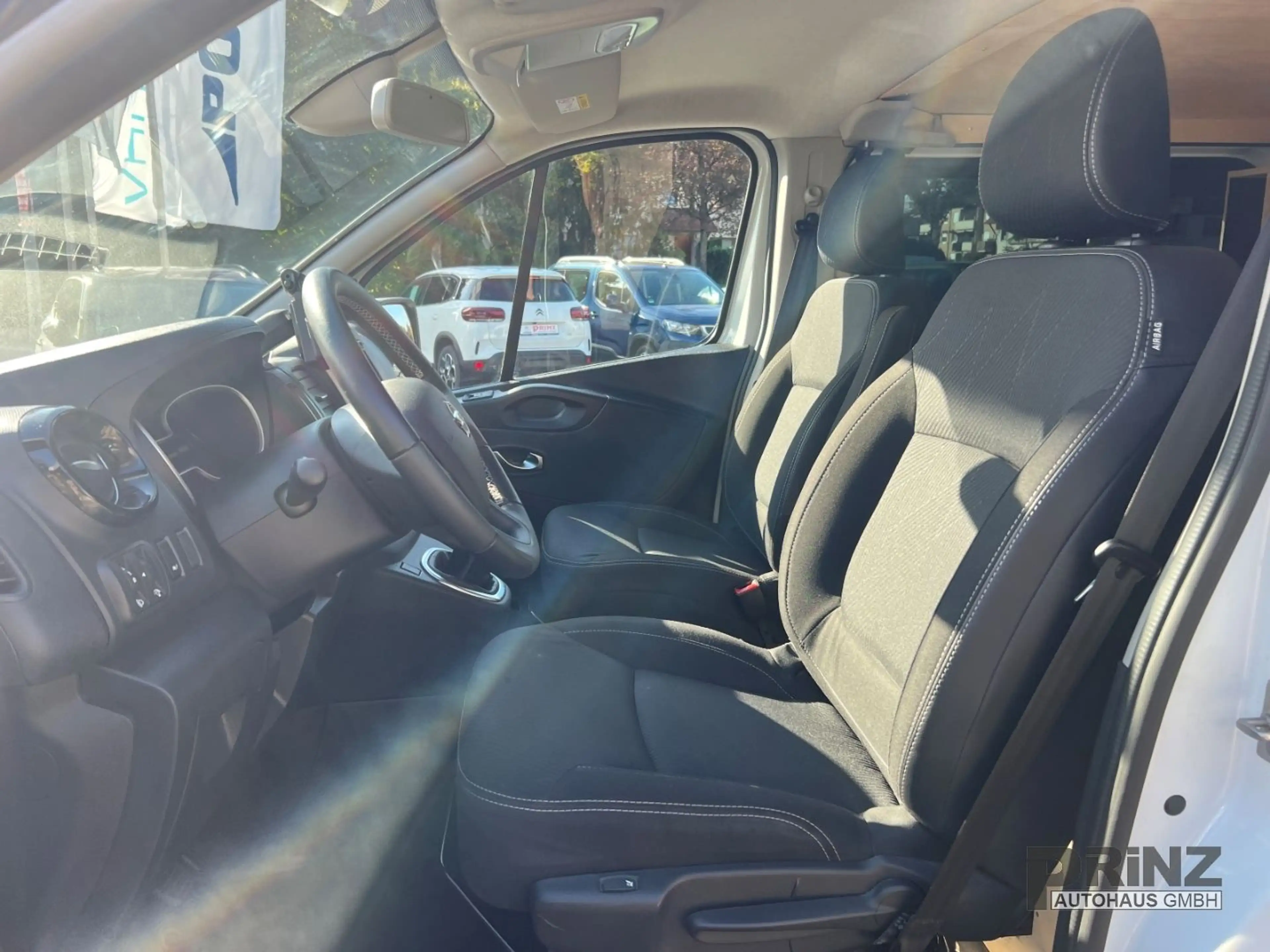 Nissan NV300 Kombi L1H1 2,7t PREMIUM — photo 9