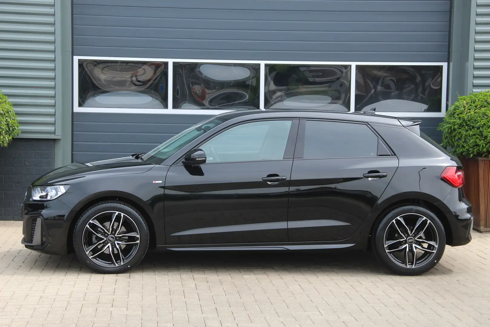 Audi A1 Sportback 30 TFSI 116Pk S-Line Automaat | Keyless- Zwart - 2