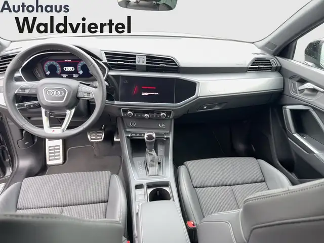 Audi Q3 view 9