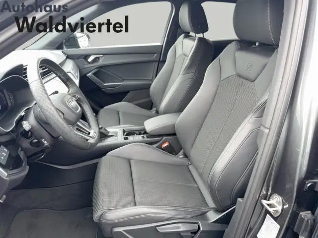 Audi Q3 view 8