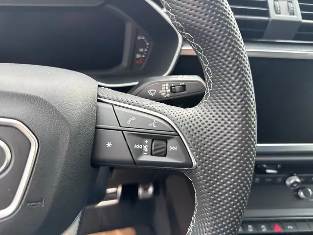Audi Q3 view 12