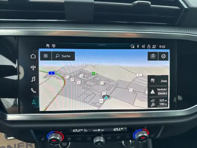 Audi Q3 view 14
