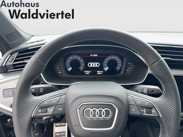 Audi Q3 view 10