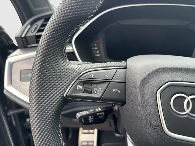 Audi Q3 view 11