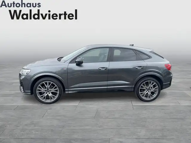 Audi Q3 view 3