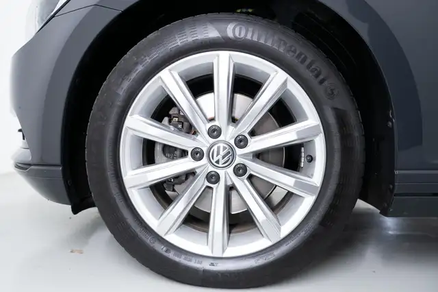 Volkswagen Passat view 19