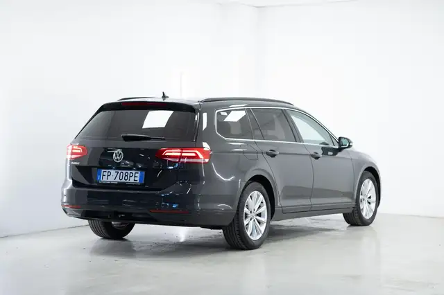 Volkswagen Passat view 3