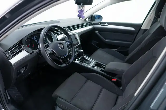 Volkswagen Passat view 6