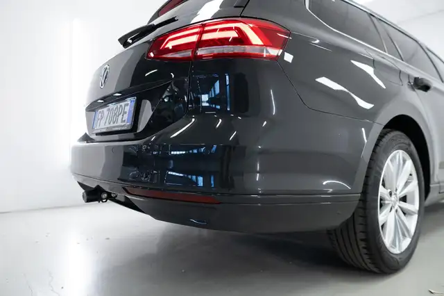Volkswagen Passat view 21