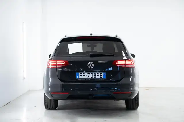 Volkswagen Passat view 5