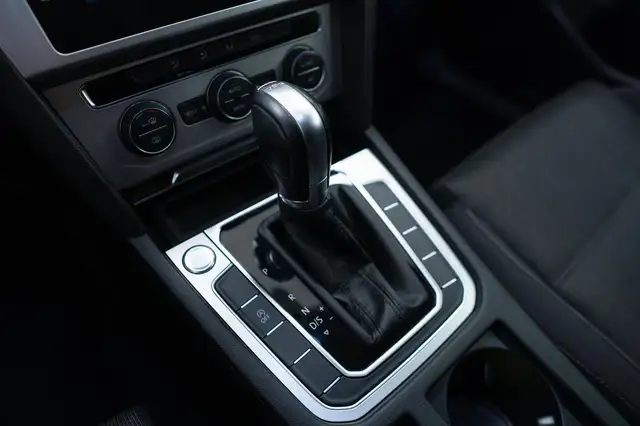 Volkswagen Passat view 11