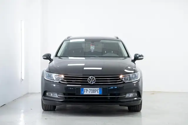 Volkswagen Passat view 4