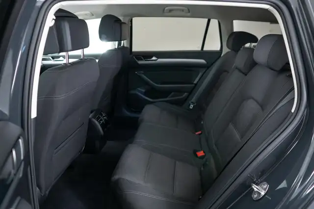 Volkswagen Passat view 9