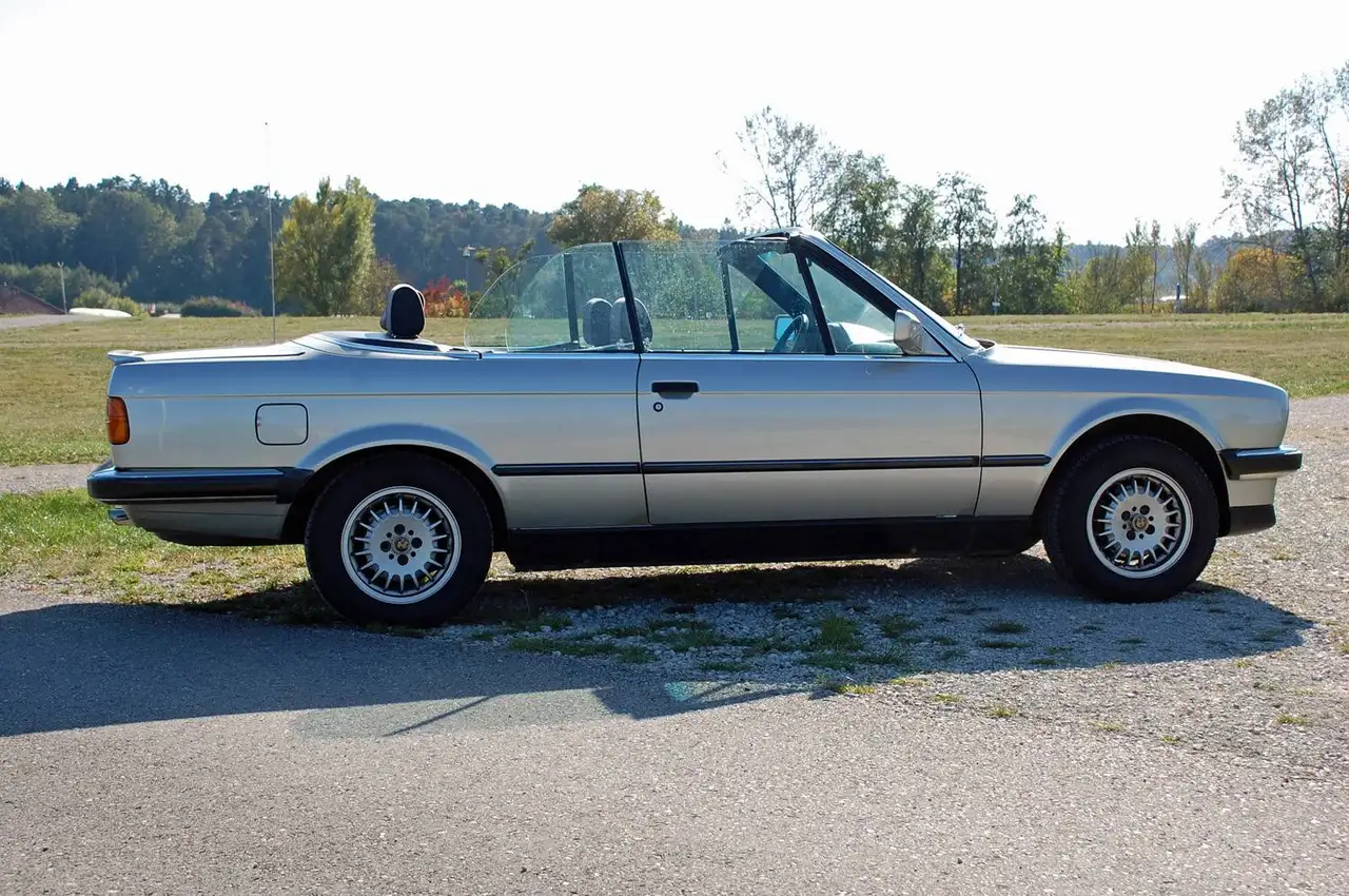 BMW 320i, foto 2