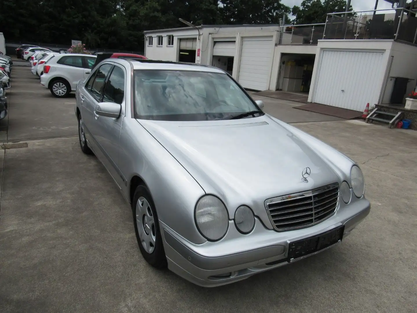 Mercedes-Benz E 240 ELEGANCE,AUTOMATIK,KLIMA,SCHIEBEDACH. Gümüş rengi - 1
