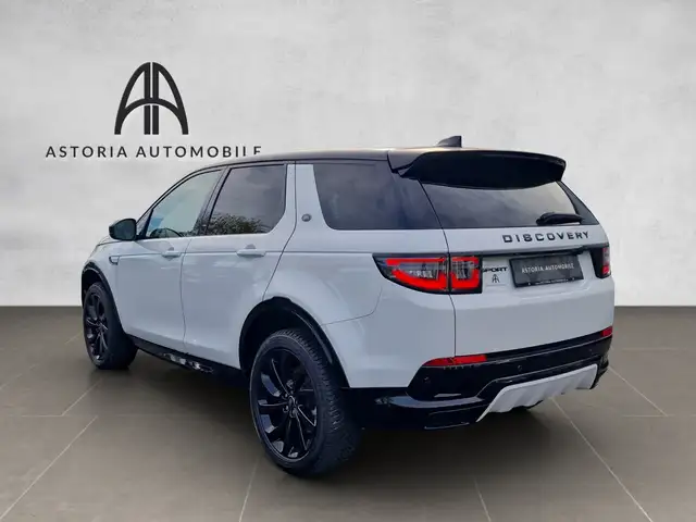 Land Rover Discovery Sport view 14