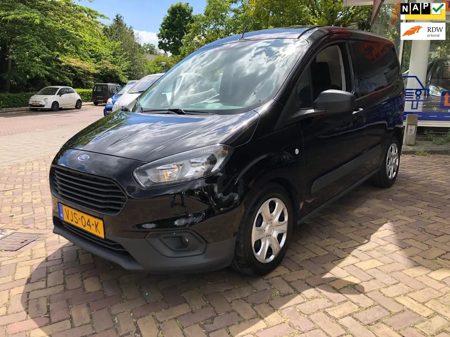 Ford Transit Courier 1.5 TDCI Trend Duratorq S&S Zwart - 1