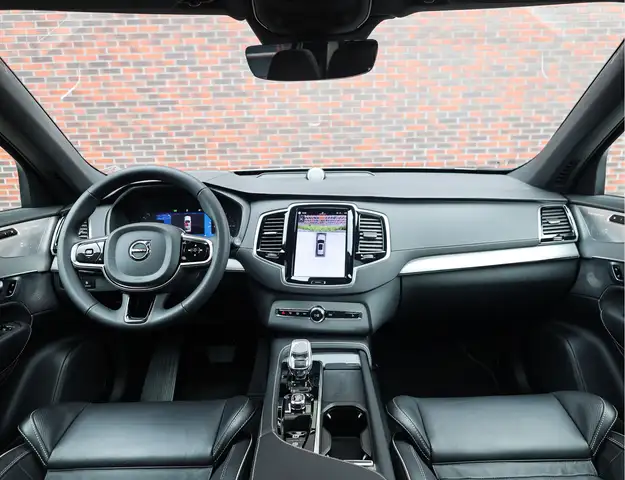Volvo XC90 view 3