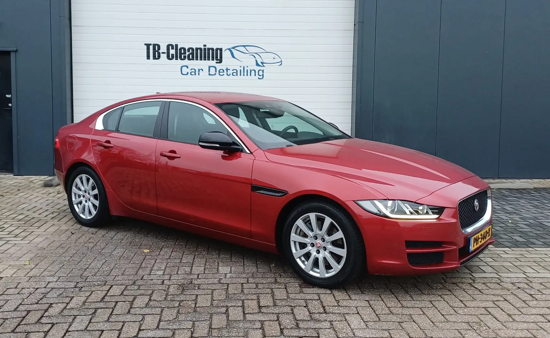 Jaguar XE 2.0 Portfolio Rood - 1