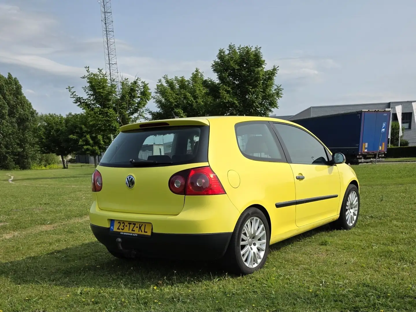 Volkswagen Golf 1.6 Trendline Geel - 2