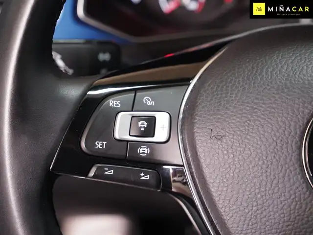 Volkswagen T-Roc view 16
