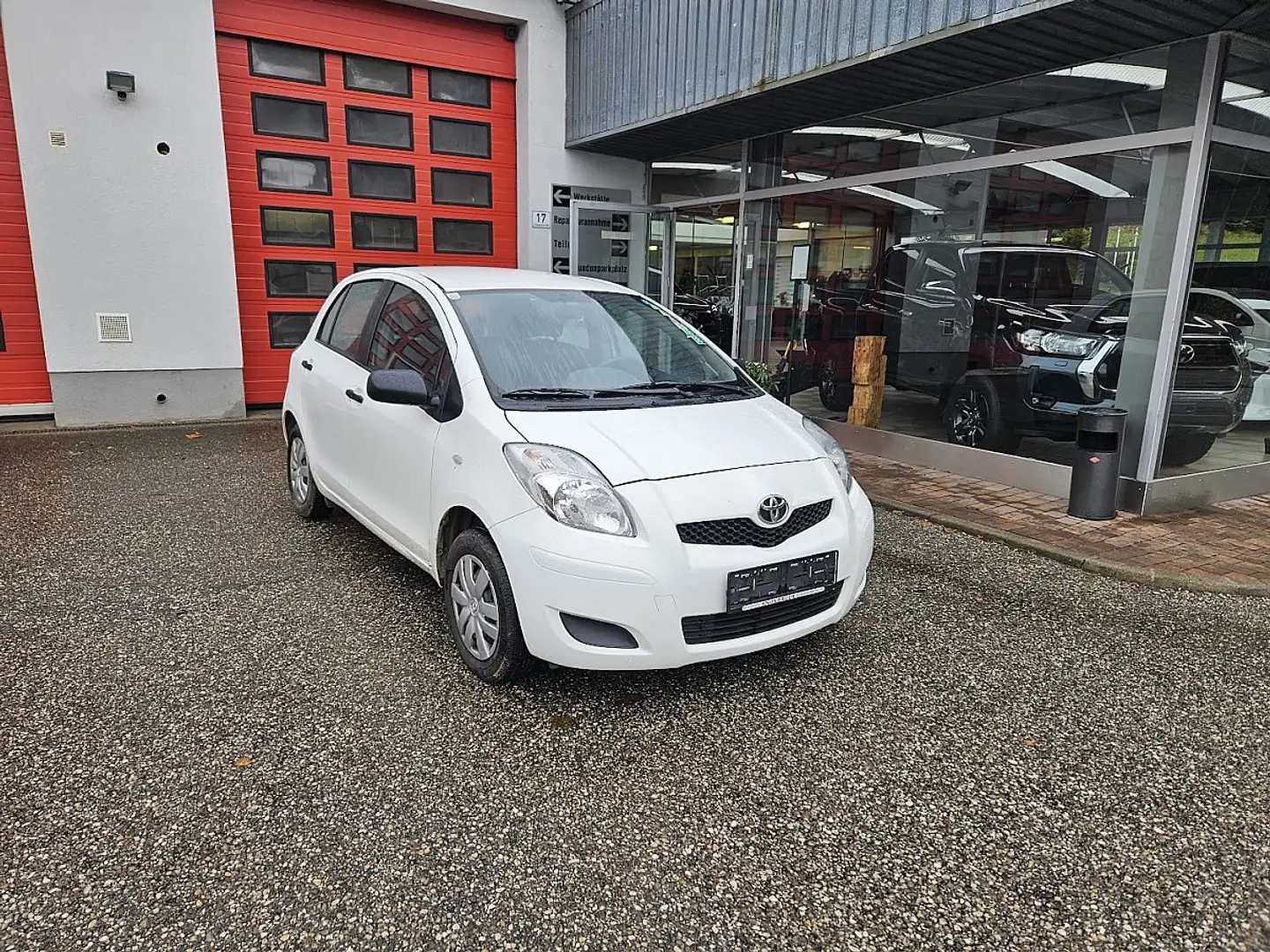 Toyota Yaris 1,0 VVT-i Terra Eco Weiß - 2