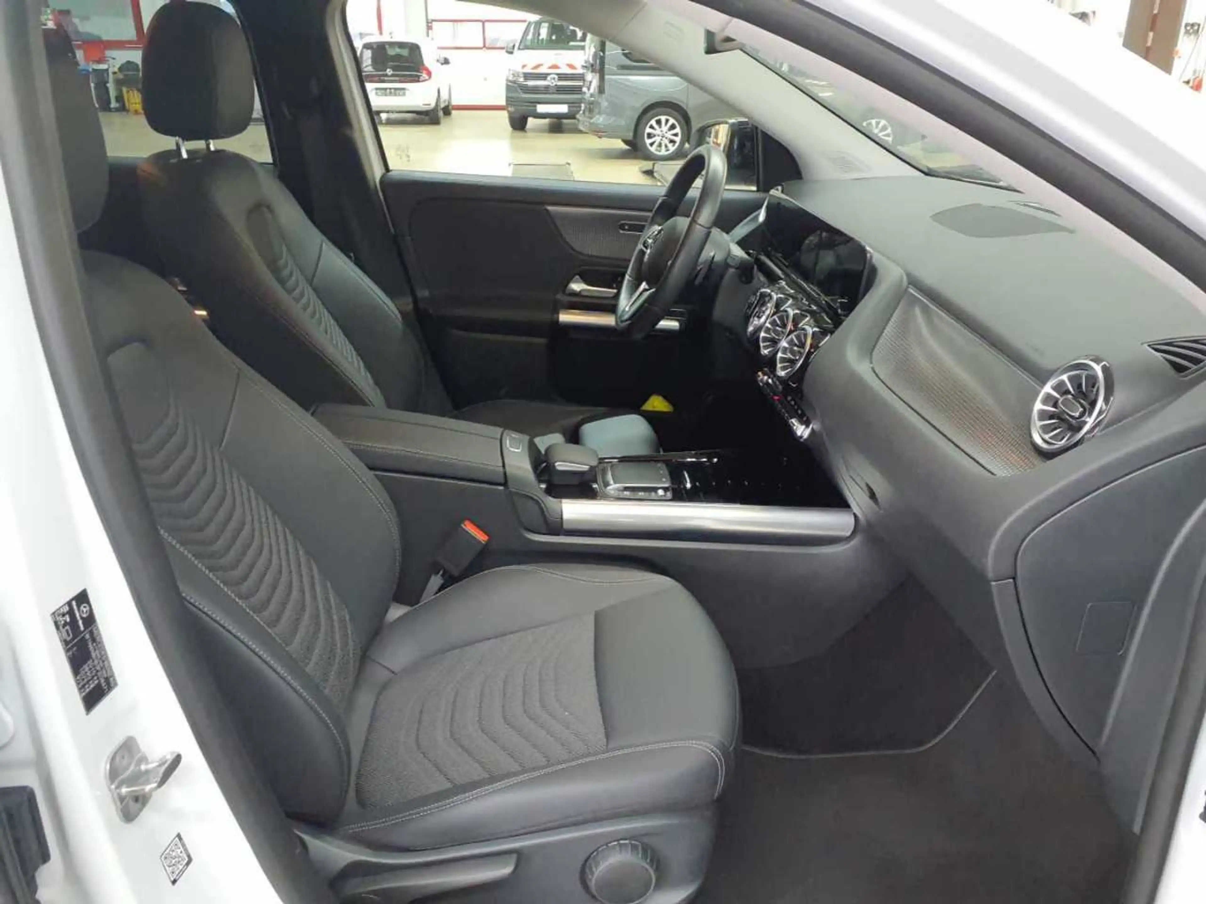 Mercedes-Benz GLA 200 GLA 200-Progressive LED MBUX BusiP KAM — photo 7