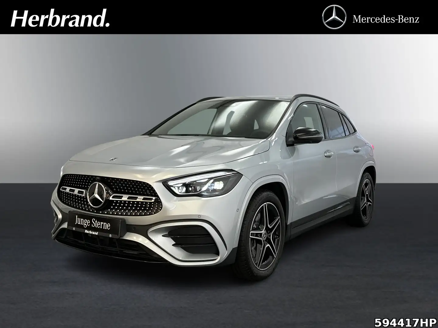 Mercedes-Benz GLA 250 4M AMG Night MULTIBEAM AHK Pano Keyless Silber - 1