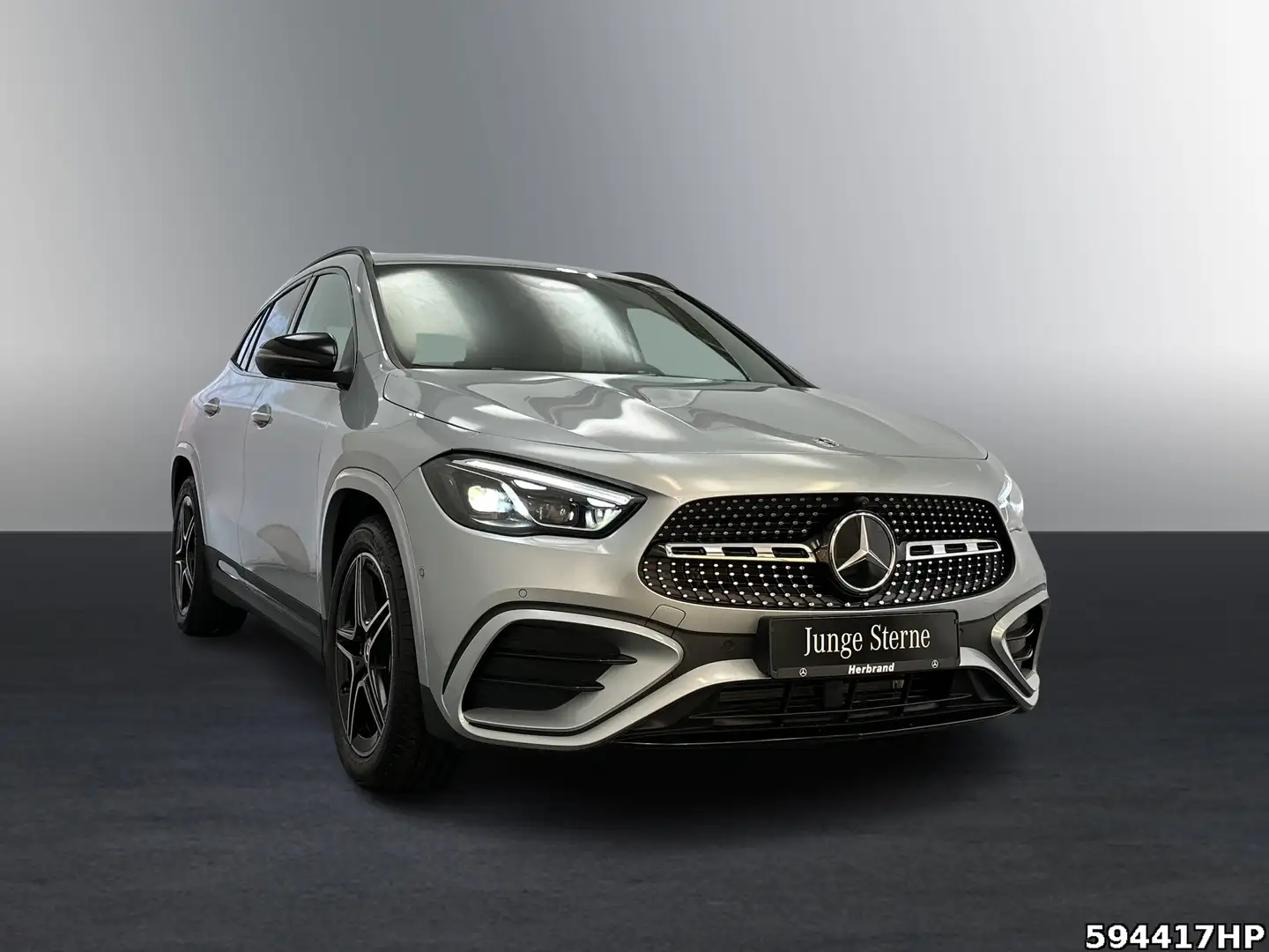 Mercedes-Benz GLA 250 4M AMG Night MULTIBEAM AHK Pano Keyless Silber - 2