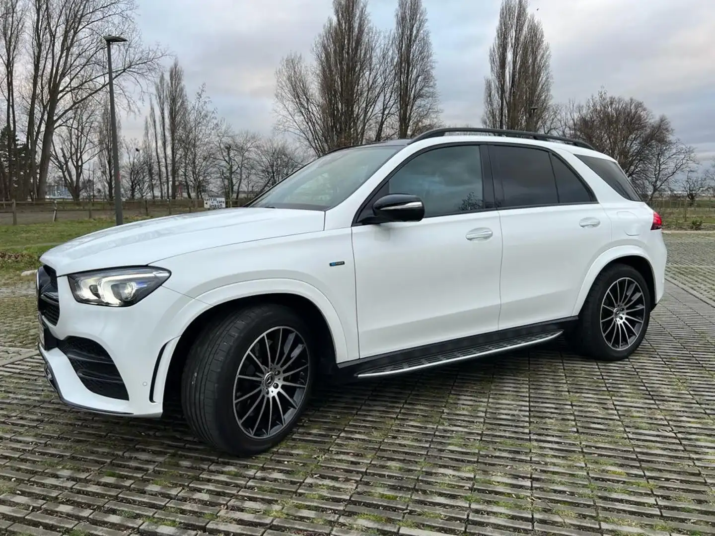 Mercedes-Benz GLE 350 e 4Matic 9G-TRONIC AMG Line Wit - 2