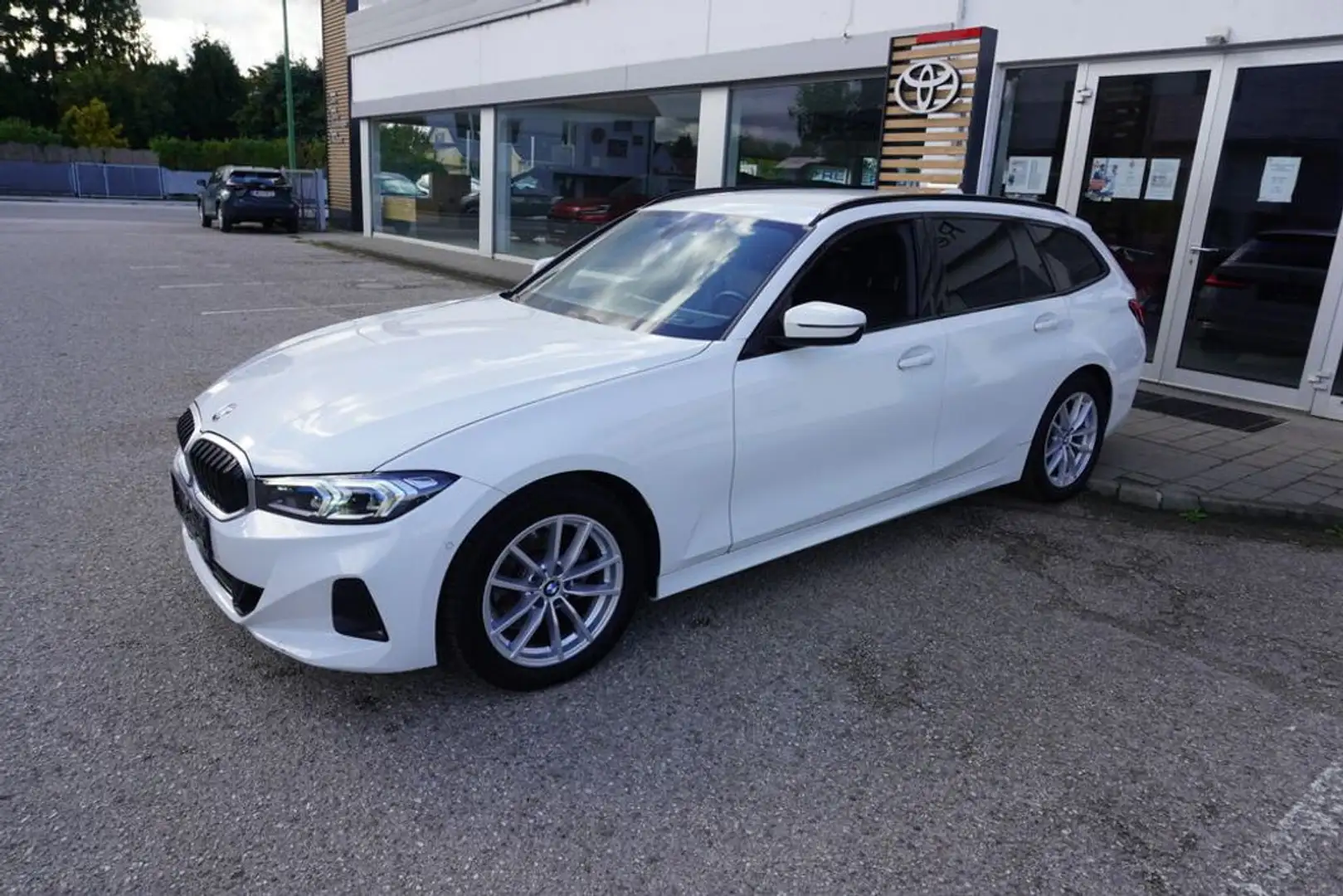 BMW 318 d Touring Aut. *LED*AHK*HUD*LEDER* Weiß - 2