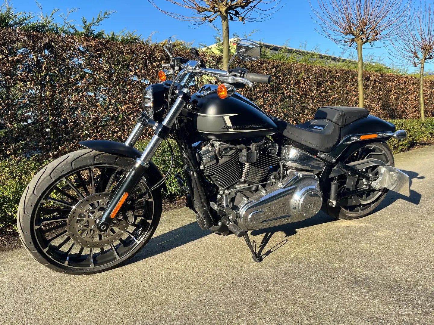 Harley-Davidson Breakout Negru - 1
