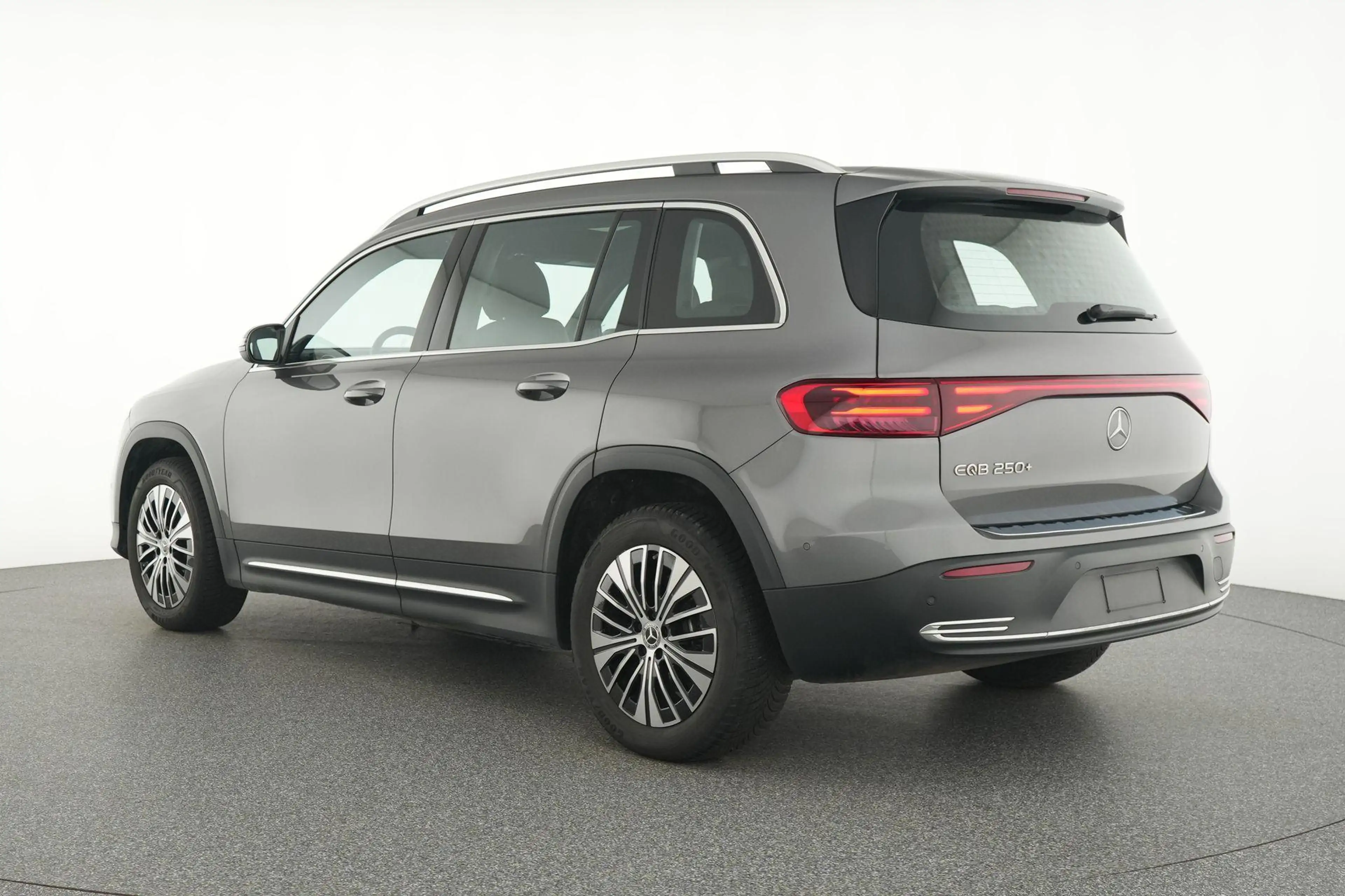 Mercedes-Benz EQB 250 250+ Business Line - 7 Seats — photo 3