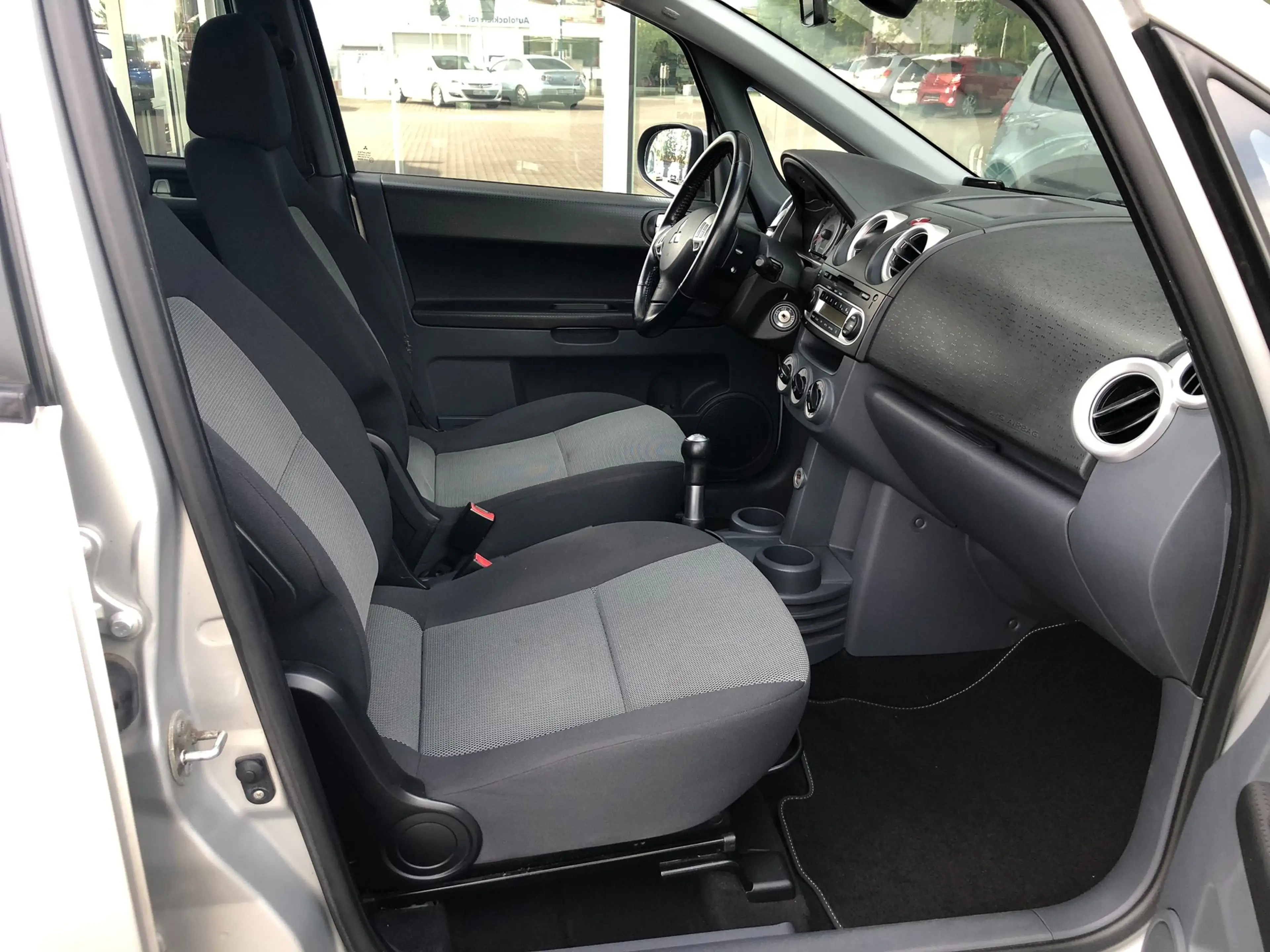 Mitsubishi Colt Colt 3-Türer 1.3 Intense — photo 8