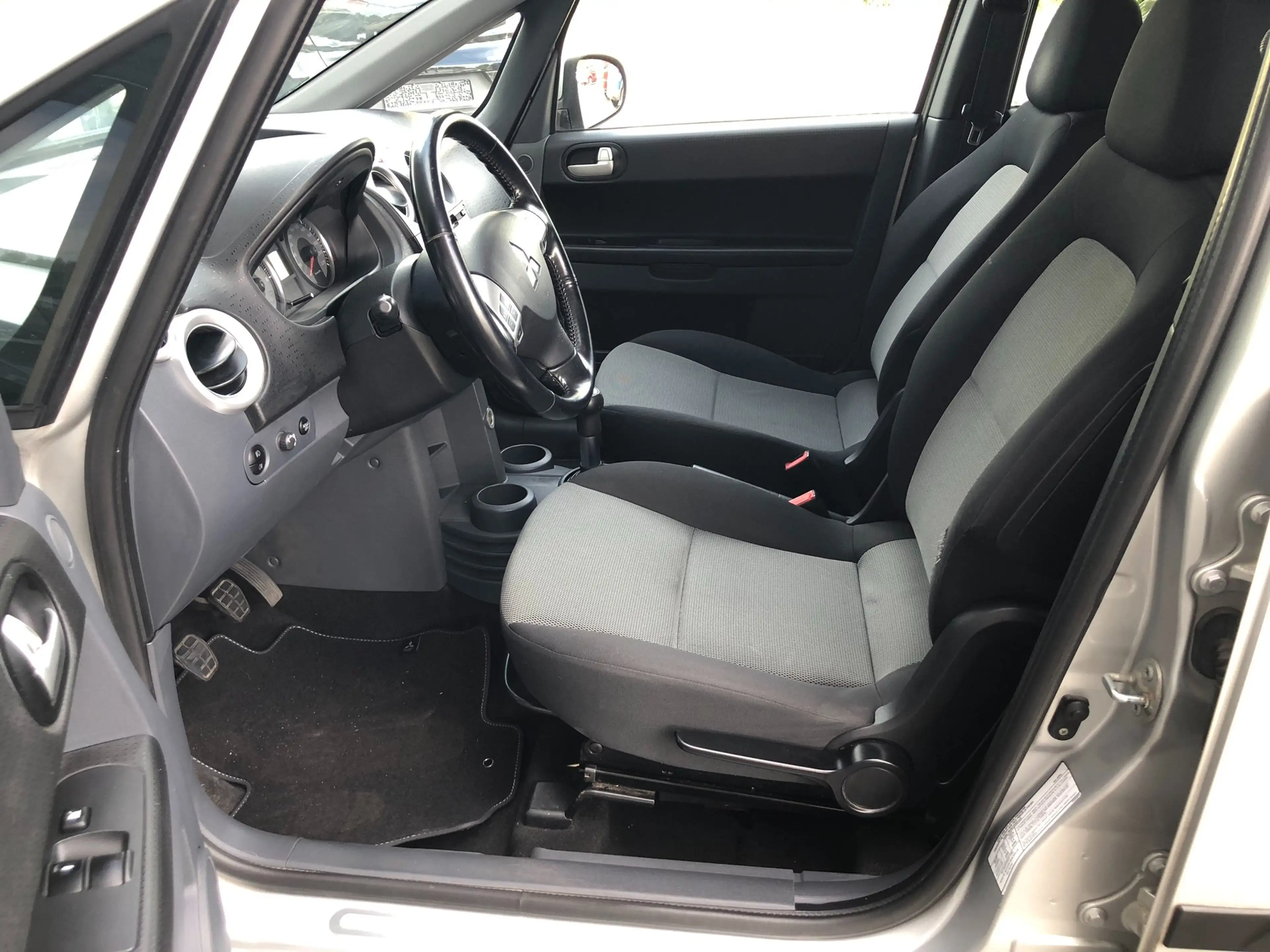 Mitsubishi Colt Colt 3-Türer 1.3 Intense — photo 7