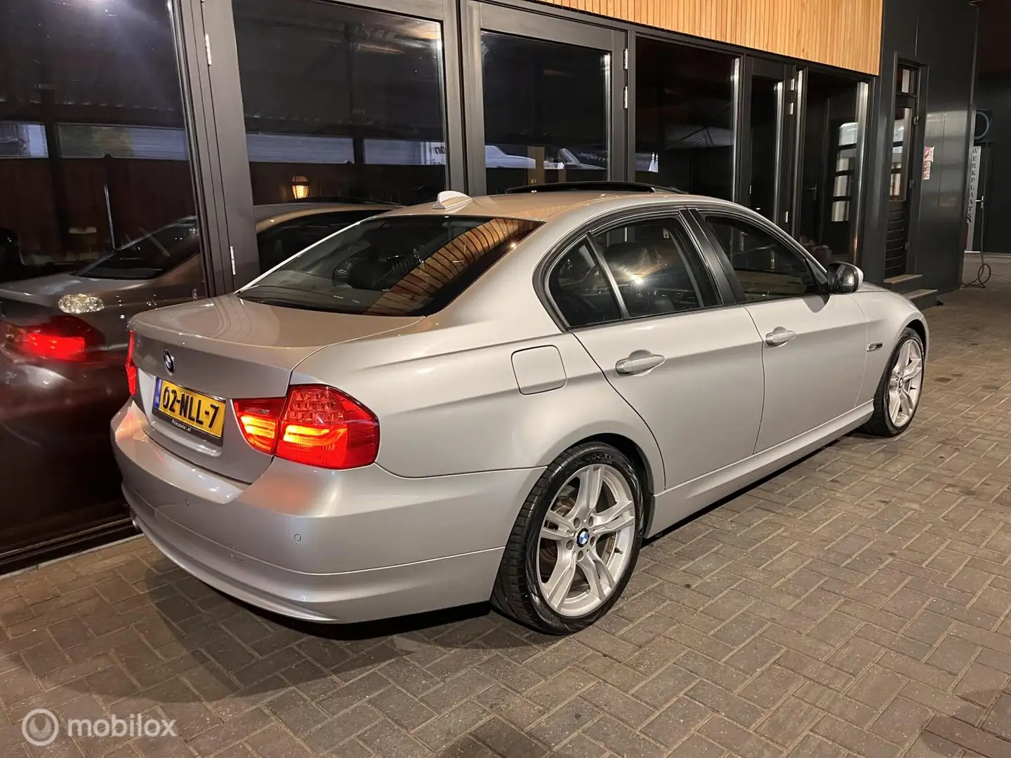 BMW 318 3-serie 318i LCI| AUT | PANO | LEER | XENON | PDC Grijs - 2