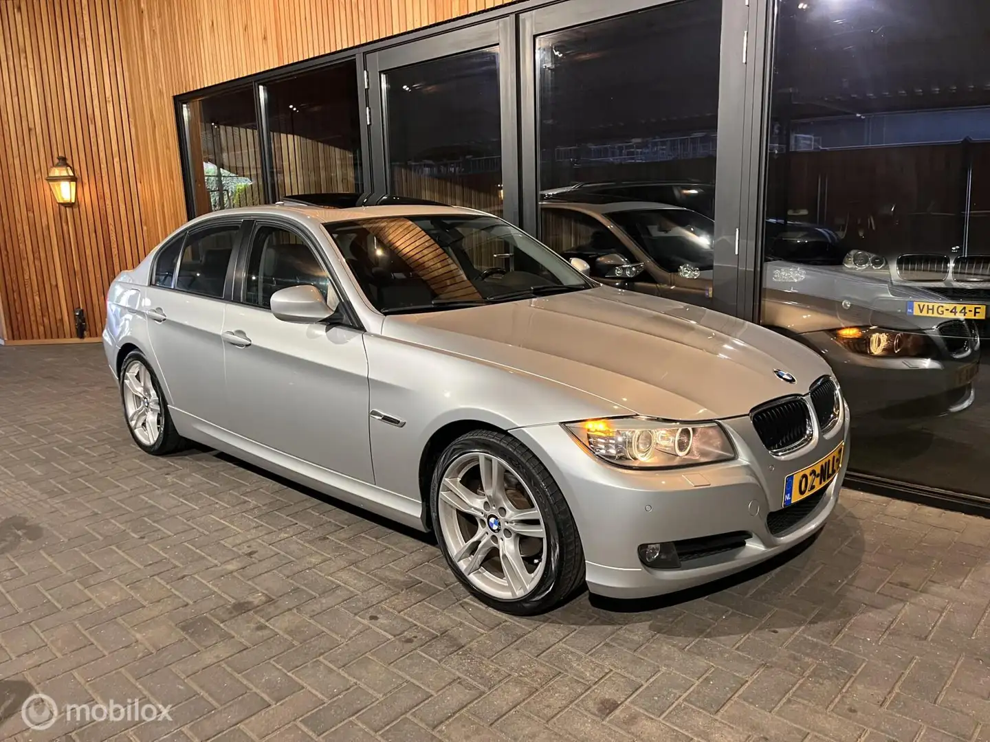 BMW 318 3-serie 318i LCI| AUT | PANO | LEER | XENON | PDC Grijs - 1