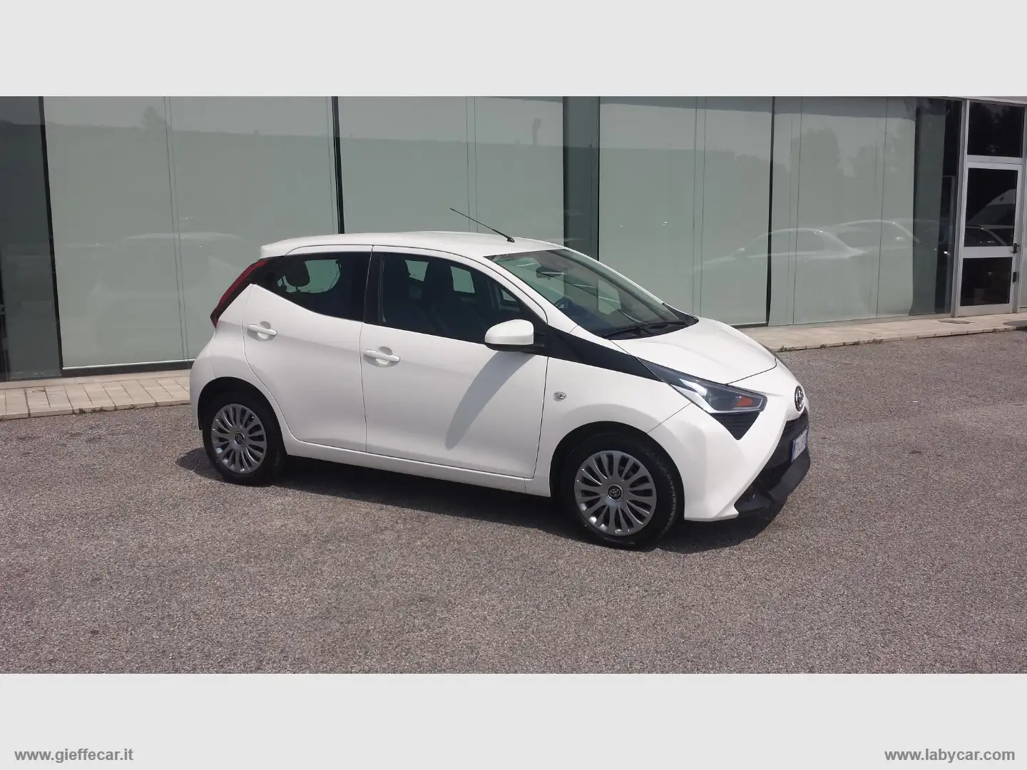 Toyota Aygo Connect 1.0 VVT-i 72 CV 5p. X-Clusiv Bianco - 1