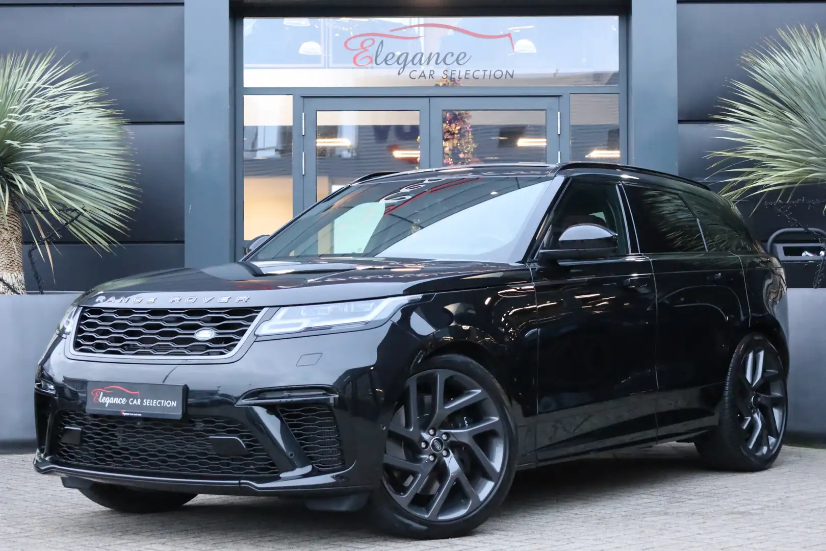 Land Rover Range Rover Velar 5.0 V8 SVAutobiography Dynamic Edition 551PK Panor Zwart - 1
